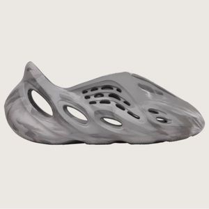 YZY FOAM RNR Size 13